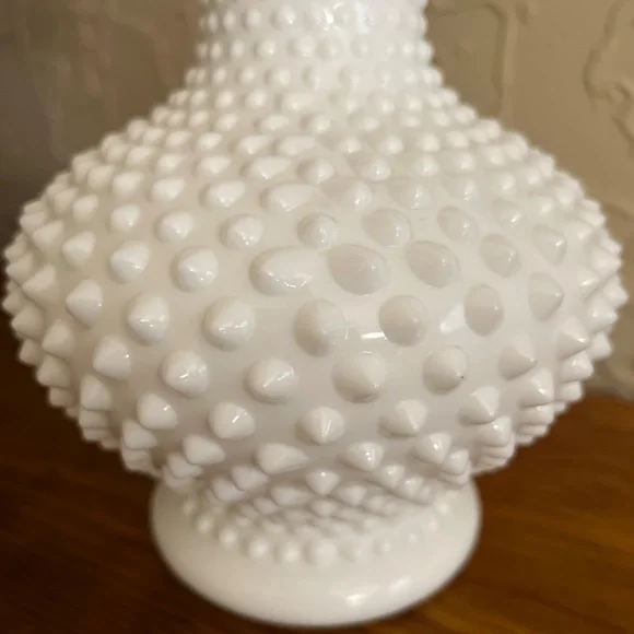 Large Vintage Fenton Hobnail Milk Glass Vase - Picture 4 of 6